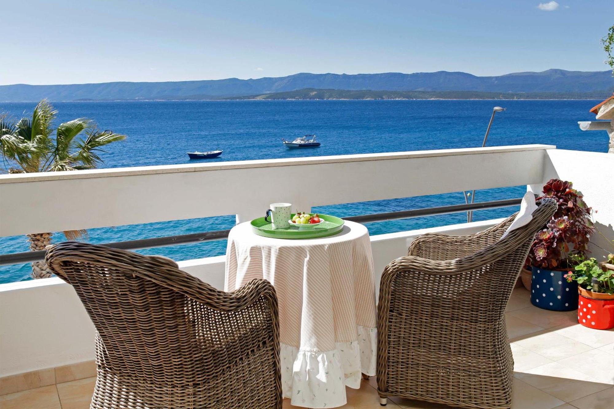 Amazing Waterfront Apartments Бол Экстерьер фото